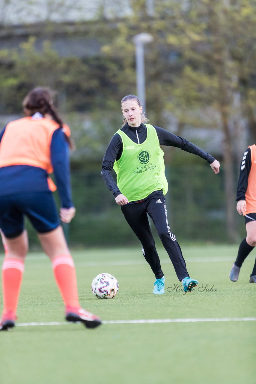 Bild 350 - Co-Trainerin der Frauen Nationalmannschaft Britta Carlson in Wahlstedt